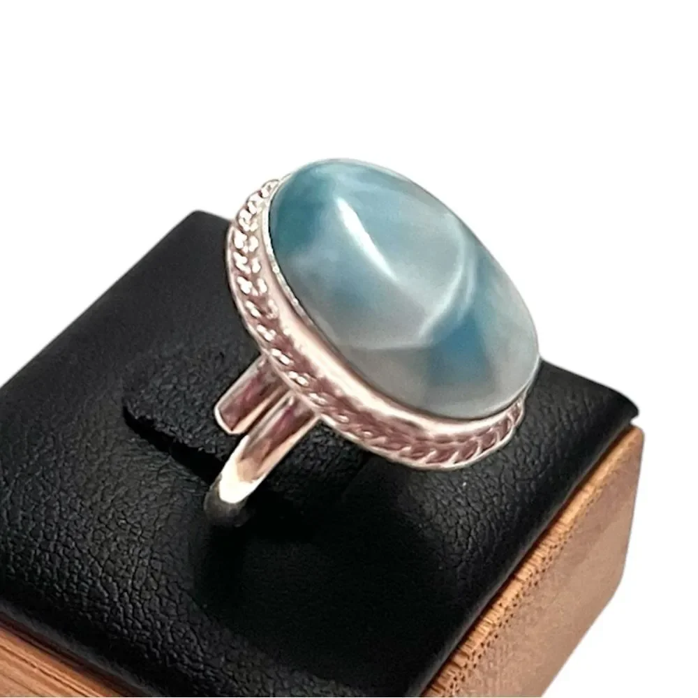 925 Sterling Silver this elegant